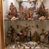 Su una parete fa sfoggio un presepe napoletano settecentesco, disposto su pi� livelli...